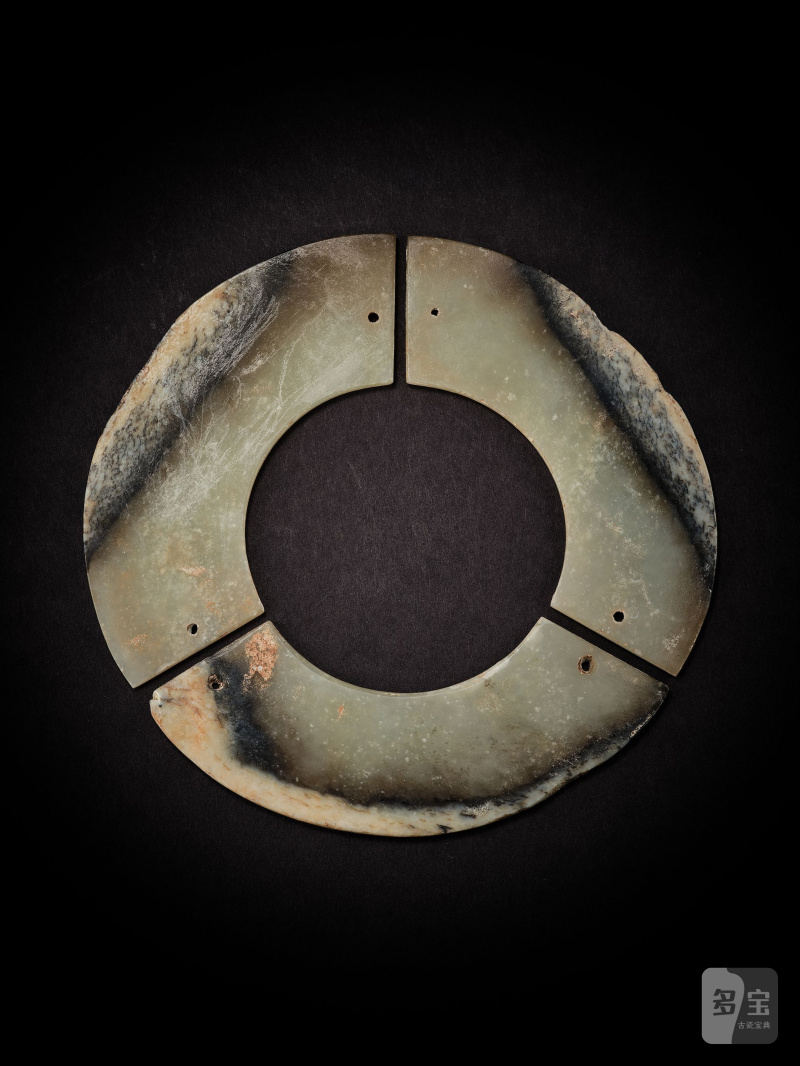 新石器時代　三璜聯璧 | A SET OF THREE ARCHAIC JADE ARC-SHAPED PENDANTS, HUANG